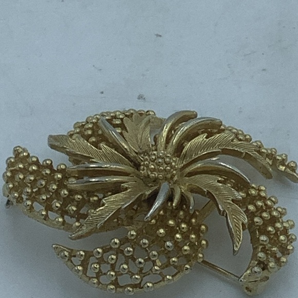Lisner Gold-tone Starburst Flower Brooch - Picture 3 of 8